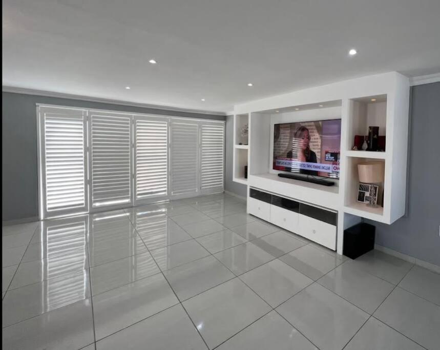 Entertainers Delight Near The & Wine Routes Holiday home Cape Town