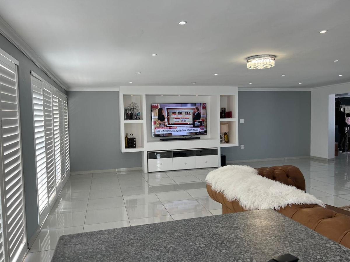 Entertainers Delight Near The & Wine Routes Holiday home Cape Town